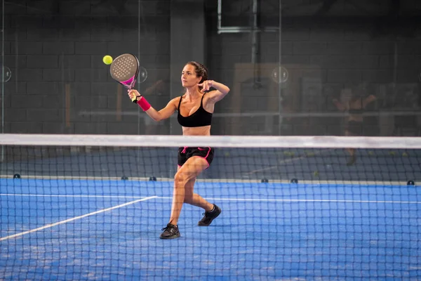 Woman Playing Padel Blue Grass Padel Court Indoor Młoda Sportowa — Zdjęcie stockowe
