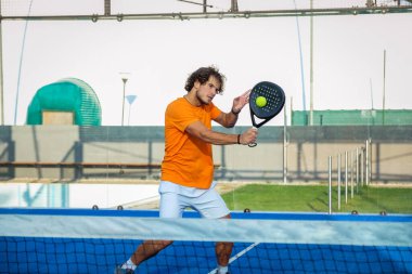 Padel, mavi çim padel kortunda maç yapıyor - Padel oyuncusu bir maç yapıyor