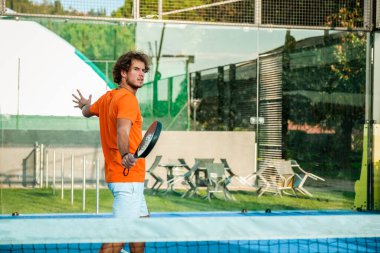 Padel, mavi çim padel kortunda maç yapıyor - Padel oyuncusu bir maç yapıyor