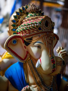 Yüce Ganesh heykeli yaklaşan festival için hazır. Covid-19, Ganesh festivali öncesinde putperestler arasında şenlik havasını söndürdü
