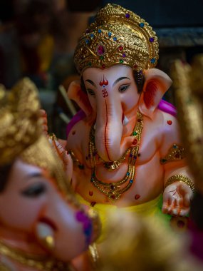 Yüce Ganesh heykeli yaklaşan festival için hazır. Covid-19, Ganesh festivali öncesinde putperestler arasında şenlik havasını söndürdü