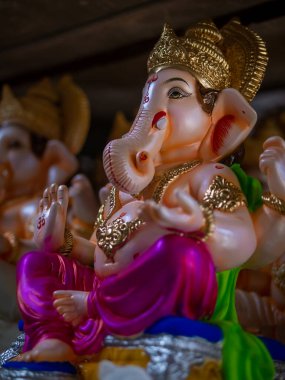 Yüce Ganesh heykeli yaklaşan festival için hazır. Covid-19, Ganesh festivali öncesinde putperestler arasında şenlik havasını söndürdü