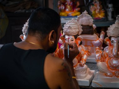 MUMBAI, INDIA - 11 Temmuz 2021: Lord Ganesh heykeli festivale hazır. Covid-19, Ganesh festivali öncesinde putperestler arasında şenlik havasını söndürdü