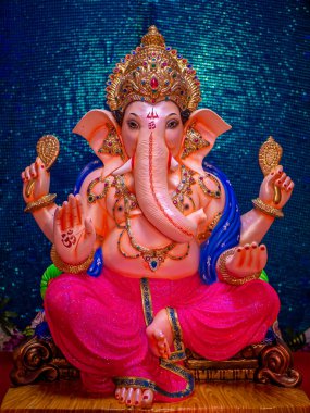 Ganesh festivalinde Lord Ganesha 'nın heykeli çok güzel süslenmiş.