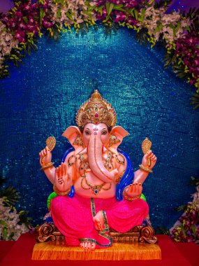 Ganesh festivalinde Lord Ganesha 'nın heykeli çok güzel süslenmiş.