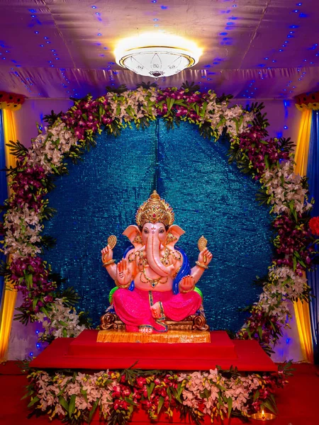 Posąg Lorda Ganeshy Pięknie Zdobiony Podczas Festiwalu Ganesh — Zdjęcie stockowe