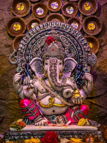 นของพระเจ Ganesha ตกแต งอย างสวยงามโดยใช ตรก งแวดล อมในช วงเทศกาล Ganesh — ภาพถ่ายสต็อก