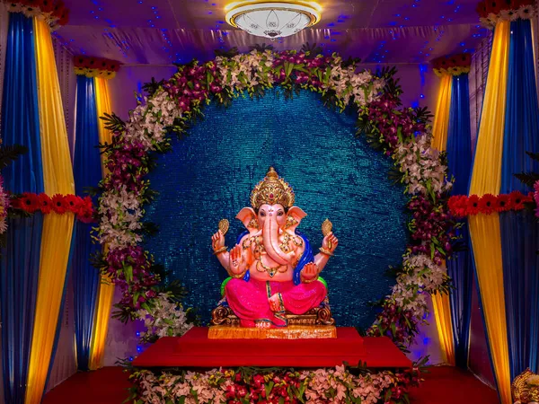 Posąg Lorda Ganeshy Pięknie Zdobiony Podczas Festiwalu Ganesh — Zdjęcie stockowe