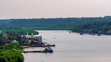 RATNAGIRI, INDIA - 19 Kasım 2021: Thibaw noktasından güzel camili Someshwar deresinin panoramik manzarası. Günbatımında turistik eğlence.