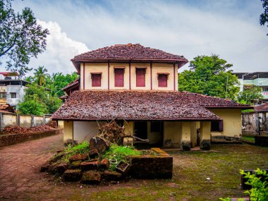 RATNAGIRI, INDIA - 19 Kasım 2021: 10 yıl boyunca Ratnagiri 'nin merkezindeki Tilak kolonisinde yaşayan Lokmanya Tilak' ın tipik Konkani evi