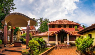 RATNAGIRI, INDIA - 19 Kasım 2021: 10 yıl boyunca Ratnagiri 'nin merkezindeki Tilak kolonisinde yaşayan Lokmanya Tilak' ın tipik Konkani evi