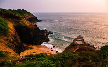 RATNAGIRI, INDIA - 19 Kasım 2021: Devghali veya Kasheli plajında keyif çatan tanımlanamayan turist, Kasheli, Ratnagiri 'de görülmeye değer manzaralar sunuyor.