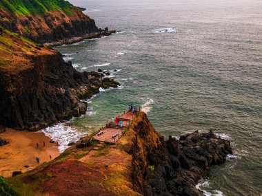 RATNAGIRI, INDIA - 19 Kasım 2021: Devghali veya Kasheli plajında keyif çatan tanımlanamayan turist, Kasheli, Ratnagiri 'de görülmeye değer manzaralar sunuyor.