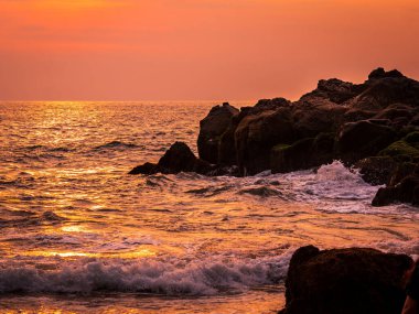 Devghali 'de ya da Kasheli sahilinde renkli gökyüzü olan güzel bir gün batımı ya da gün doğumu. Kasheli, Ratnagiri' de muhteşem manzaralar sunan gizli bir seyahat merkezi.