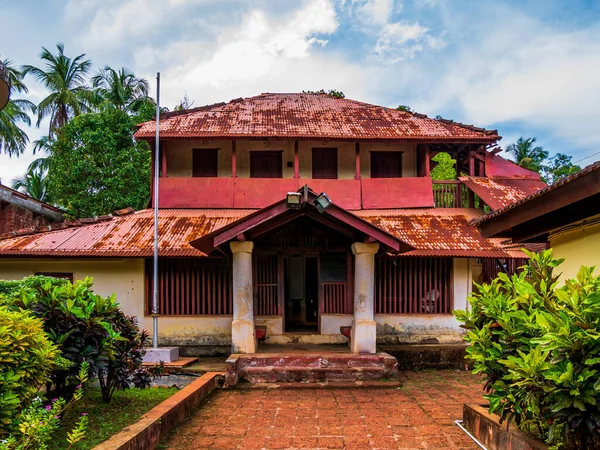 RATNAGIRI, INDIA - 19 Kasım 2021: 10 yıl boyunca Ratnagiri 'nin merkezindeki Tilak kolonisinde yaşayan Lokmanya Tilak' ın tipik Konkani evi