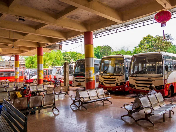 MUMBAI, INDIA - 17 Kasım 2021: Maharashtra Devlet Karayolu Ulaşım İşbirliği - MSRTC grevi, 57.000 otobüsü karayolundan uzaklaştırdı