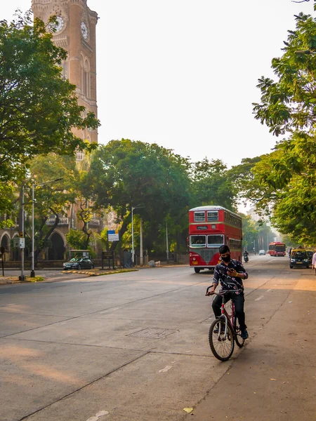 Mumbai India Noiembrie 2021 Bărbat Neidentificat Care Merge Bicicletă Purtând — Fotografie, imagine de stoc