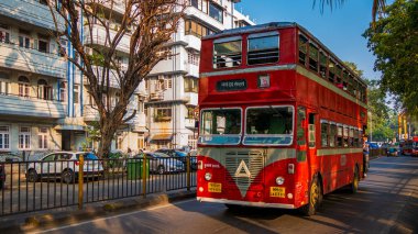 MUMBAI, INDIA - 26 Kasım 2021: Çift katlı en iyi otobüs, Mumbai sokaklarında çalışan yerel toplu taşıma