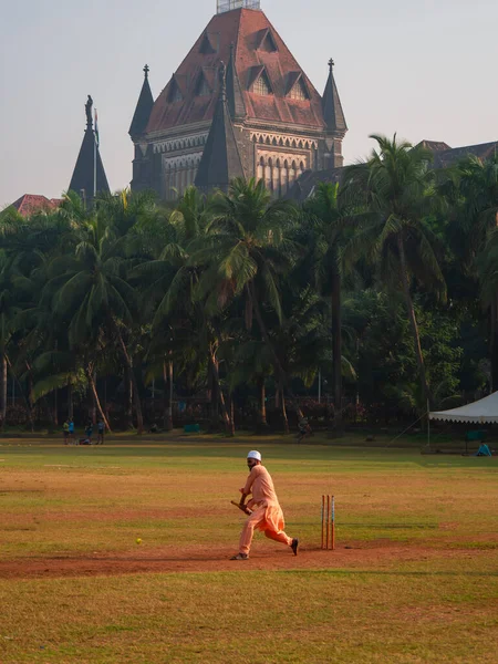 2021年11月26日 一名身份不明的穆斯林男子在孟买高等法院旁边的椭圆形球场打板球 — 图库照片