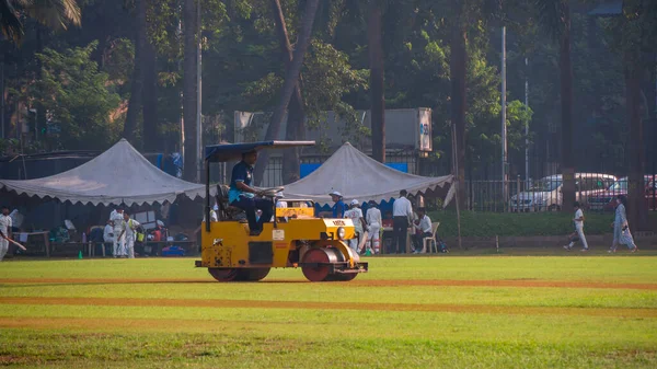 Mumbai India Noviembre 2021 Hombre Tierra Rodando Wicket Para Preparar — Foto de Stock