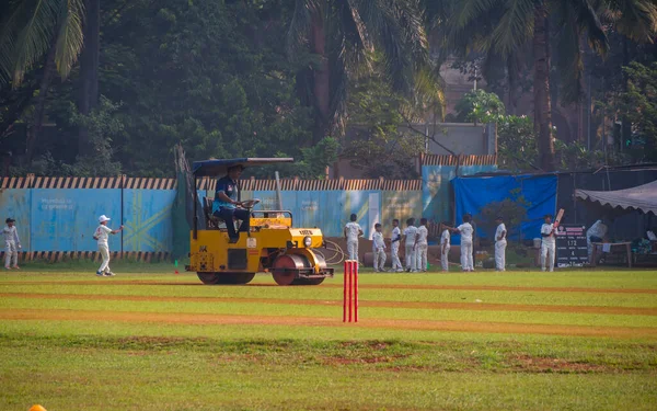 Mumbai India Noviembre 2021 Hombre Tierra Rodando Wicket Para Preparar — Foto de Stock