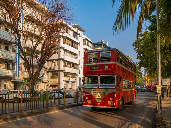 MUMBAI, INDIA - 26 Kasım 2021: Çift katlı en iyi otobüs, Mumbai sokaklarında çalışan yerel toplu taşıma
