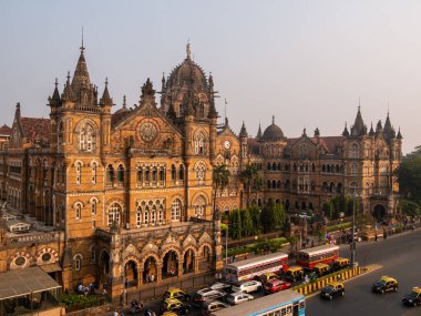 MUMBAI, INDIA - 18 Aralık 2021: Mumbai 'deki UNESCO Dünya Mirası Bölgesi, CST istasyonunun caddelerinde en iyi otobüsler, yerel taksiler ve trafikler