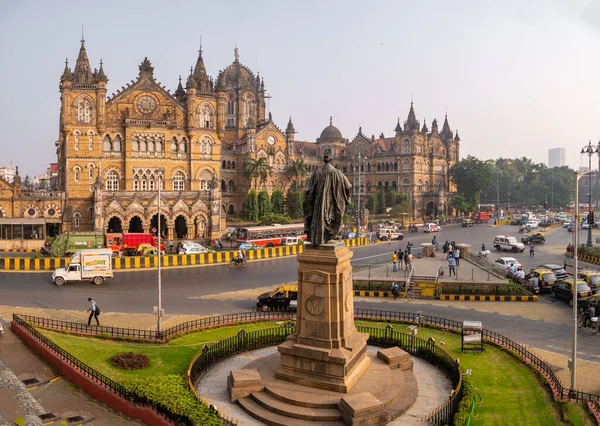 MUMBAI, INDIA - 18 Aralık 2021: Bombay Aslanı olarak bilinen Pherozeshah Mehta heykeli CST istasyonu, UNESCO Dünya Mirası Bölgesi Mumbai