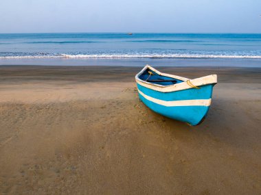 Arabistan Denizi 'ndeki Maharashtra kıyısındaki boş balıkçı teknesi, Sindhudurga