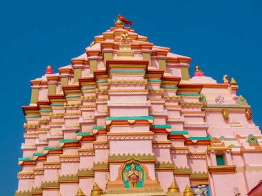 Çok güzel boyanmış Kunkeshwar Tapınağı 'nın Kalasa' sı, Maharashtra kıyısındaki Hindu Shiva tapınağı.