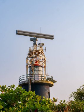 Dikey hizada deniz feneri, lambalardan ve lenslerden oluşan bir sistemden ışık yaymak ve denizdeki ya da iç su yollarındaki deniz pilotları için yol gösterici olarak hizmet vermek üzere tasarlanmıştır..