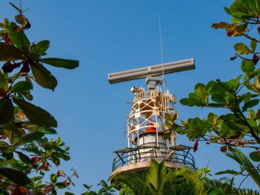 Deniz feneri lambalardan ve lenslerden oluşan bir sistemden ışık yaymak ve denizdeki ya da iç sulardaki deniz pilotlarına yol gösterici olarak hizmet vermek üzere tasarlanmıştır..
