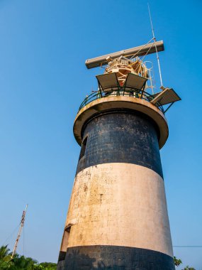 Dikey hizada deniz feneri, lambalardan ve lenslerden oluşan bir sistemden ışık yaymak ve denizdeki ya da iç su yollarındaki deniz pilotları için yol gösterici olarak hizmet vermek üzere tasarlanmıştır..