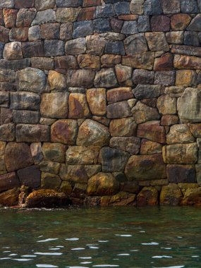 Sindhudurg kalesinin ön cephesi kayalardan yapılmıştır. Bu kale düşman kuvvetlerine karşı dayanıklı bir bariyerdir.