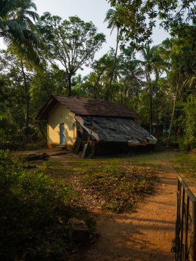 Hindistan 'ın Maharashtra kıyı şeridinde geleneksel çatı tasarımlı bir Hint evi..