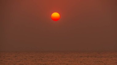 Maharashtra kıyılarında güzel bir gün batımı.