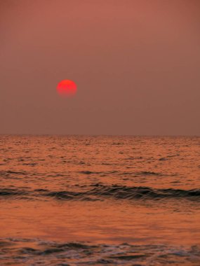 Maharashtra Kıyı Kıyısı 'nda Güzel Günbatımı Dikey veya Portre Yönlendirme