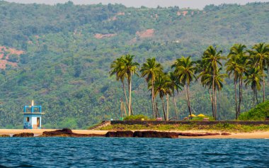 Deniz kıyısında bir gözlemevi kulesi. Maharashtra Kıyı Sahili, Sindhudurga.