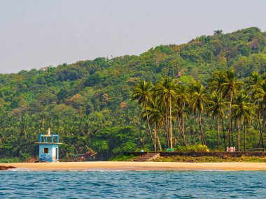 Deniz kıyısında bir gözlemevi kulesi. Maharashtra Kıyı Sahili, Sindhudurga.