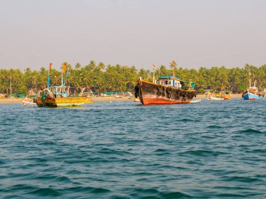Sindhudurg INDIA 23 Aralık 2021 Troller tipi balıkçı teknesi Sindhudurg bölgesi dünyanın en sevilen 30 turizm beldesinde listelendi..