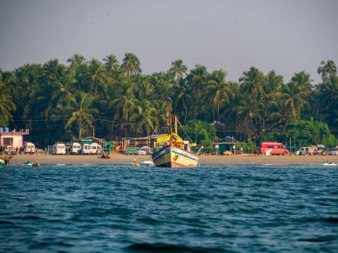 Sindhudurg INDIA 23 Aralık 2021 Troller tipi balıkçı teknesi Sindhudurg bölgesi dünyanın en sevilen 30 turizm beldesinde listelendi..