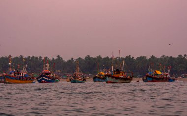 Sindhudurg INDIA 23 Aralık 2021 Troller tipi balıkçı teknesi Sindhudurg bölgesi dünyanın en sevilen 30 turizm beldesinde listelendi..
