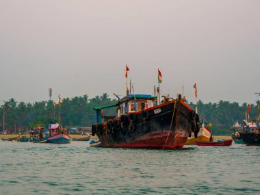 Sindhudurg INDIA 23 Aralık 2021 Troller tipi balıkçı teknesi Sindhudurg bölgesi dünyanın en sevilen 30 turizm beldesinde listelendi. 