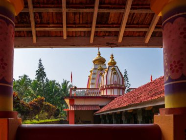 Malvan, INDIA - 19 Aralık 2021: Sateri devi Jala mandir, Konkan 'daki bir su birikintisiyle çevrili antik bir tapınak, kıyı maharaştra.