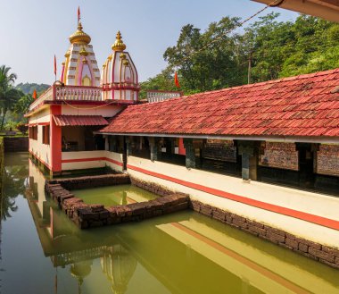Malvan, INDIA - 19 Aralık 2021: Sateri devi Jala mandir, Konkan 'daki bir su birikintisiyle çevrili antik bir tapınak, kıyı maharaştra.