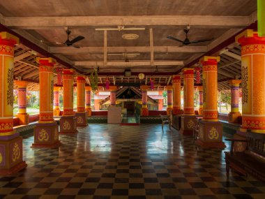 Malvan, INDIA - 19 Aralık 2021: Maharashtra kıyısı Konkan 'daki eski Hindu tapınaklarının güzel iç mekanları