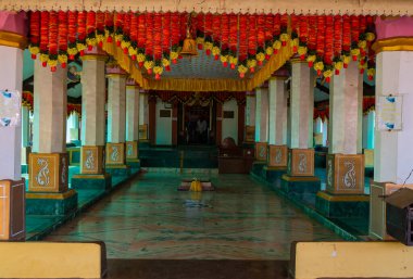 Malvan, INDIA - 19 Aralık 2021: Maharashtra kıyısı Konkan 'daki eski Hindu tapınaklarının güzel iç mekanları