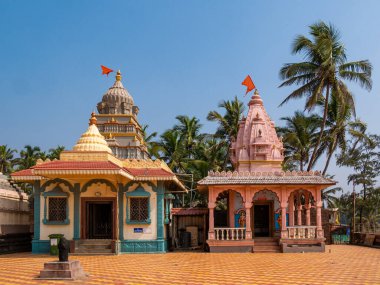 Malvan, INDIA - 19 Aralık 2021 Kıyı Maharashtra 'da bulunan Lord Shiva' nın antik bir tapınağı olan kunkeshwar tapınağının yanında yer alan Hindu tapınağı