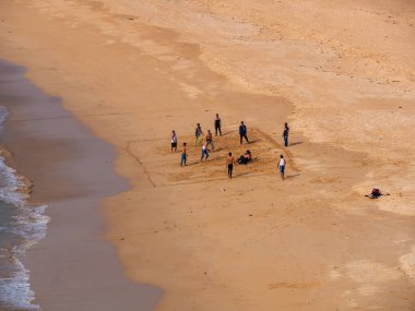 Sindhudurg Hindistan 21 Aralık 2021 Tanımlanamayan Hintliler topla oynuyor ve Devgadh sahilindeki temiz suyun tadını çıkarıyorlar.
