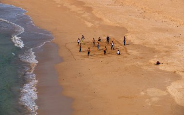 Sindhudurg Hindistan 21 Aralık 2021 Tanımlanamayan Hintliler topla oynuyor ve Devgadh sahilindeki temiz suyun tadını çıkarıyorlar.